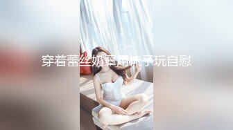 漂亮女主播户外真空露出大阴唇 在野外无视身边经过的路人冲动直播逼逼，白嫩大长腿不知道被哪个路人搞上了