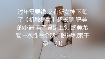 良家小少妇为了生活露脸3P性爱，让两个大哥轮流玩弄，揉奶玩逼各种抽插对着镜头浪叫呻吟，后面被草还要舔鸡巴