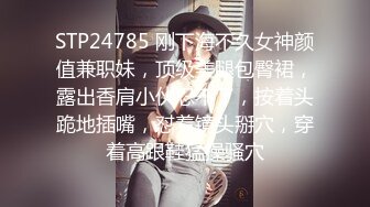 美女3P 身材娇小 小贫乳 被两哥们轮流交换着操 最后拔枪狂射