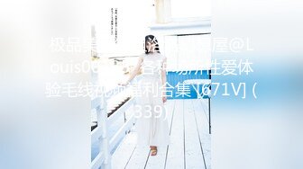 00后小美女就是娇嫩可人，穿着宽大T恤坐在腿上