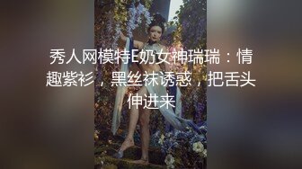 大哥就是会享受，玩着电脑吸着烟享受胯下骚逼的口活，脱光后电脑前各种抽插爆草小骚逼，浪叫不止最后浓精射脸