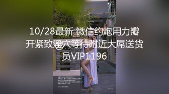 居住在国外的少妇，和老外玩三P，两根大屌来调教