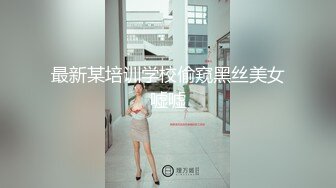 给大家拜年了。女孩：你看我新年新买的袜子好看吗，喜庆吗，衣服也有红色，你猜一猜在哪   男：好看呀，内射真爽！