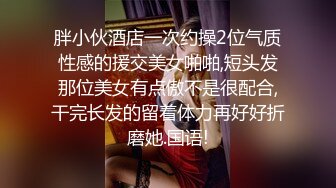 商场女厕全景偷拍红唇少妇尿尿一边尿一边聊天