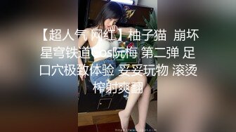 酒店3P绿帽老公，邀请单男一起按住他老婆在床上艹，前后两嘴堵得满满！