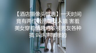 小姐姐激情露出：我家门口，好怕有人啊。在楼道全裸，发骚揉奶掰逼洞，娇喘呻吟，要是被发现就好玩了！