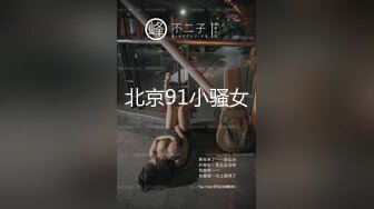 【新片速遞】  高颜大奶人妻 我骗你不是人真的第一次约 太亮了不用舔干了就有水 身材苗条还有点害羞被两哥们从沙发操到床上对话精彩