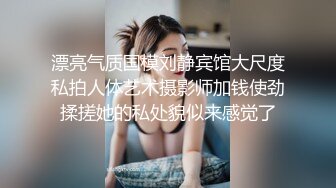 最新厕所偷窥长发黑连体裙美女嘘嘘