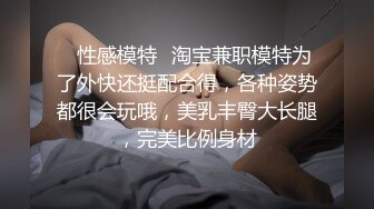 穿着牛仔短裙假鸡鸡自慰