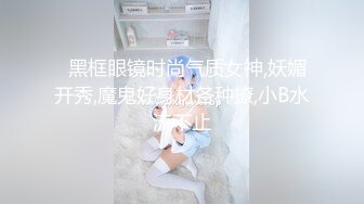   颜值很哇塞的小少妇露脸道具自慰骚穴呻吟，表情好骚主动上位抽插小哥的鸡巴还在看直播好刺激