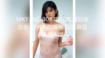 商场白色隔板全景后拍多位美女尿尿1 (1)