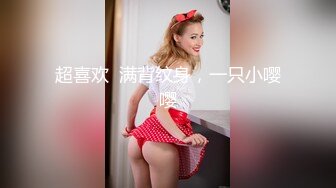 外站新流出商场女厕双角度侧后偷拍牛仔裤妹子裤上这么大块标签也不撕掉