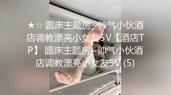 保时捷车模，三个极品萝莉嫩妹全程露脸激情大秀直播刺激狼友，无毛粉嫩白虎逼，双头道具轮草抽插