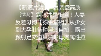   酒店大圆红床拔完火罐的小哥和漂亮女友一边看鬼片一边啪啪