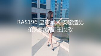 重口味SM饱满害羞女孩双手绑住吊起来美乳诱人皮鞭抽打后背打够了在后入操穴