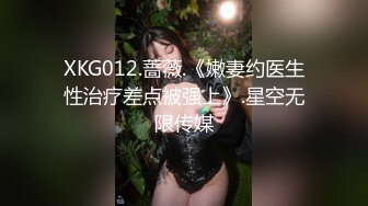 老婆吃着还不忘玩手机