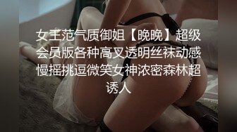 联通女业务员拿着手机给客户介绍时被恶搞突然自动播放她洗澡的视频