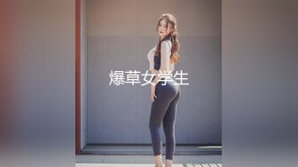 黑衣同學 躲在学校女厕所等待下课铃声响起女学生一群一群的来献逼