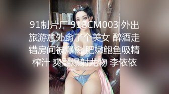 两对中年夫妻酒店激情4P大战，翘起大屁股互相拍照