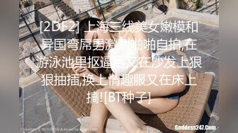 00后长发小美女独自在家自慰。把牙刷当肉棒舔