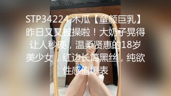 酒店双飞2个兼职大学美女,情趣黑丝制服装相当诱惑,衣服都没脱掉就迫不及待干起来了,男的还问：你们是不是一个系里的！国语对