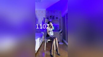 只穿着一件裹胸黑衣的性感大长腿美女 下体逼毛黑黝黝