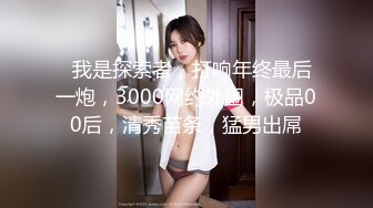 【新片速遞】专业盗站十二月新流出商场坐厕全景偷拍美女尿尿连衣裙美女换上新买的白丝裤袜