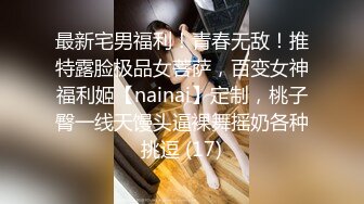  小骚逼露脸洗干净了伺候小哥哥诱惑狼友，舔鸡巴的样子好骚吸蛋蛋，深喉抽插