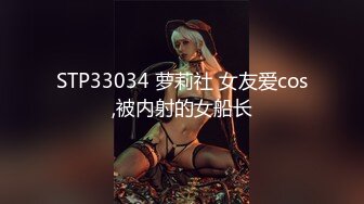 商场白色隔板全景后拍多位美女尿尿2 (1)