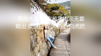   小吃街抄底白色连衣裙的漂亮美女 竟然没穿内裤 粉嫩的鲍鱼还残留着白色的液体 难道是刚刚被操过？