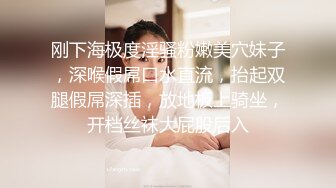 满背纹身气质御姐伸进内裤自摸骚穴，扒开小穴舔豆，第一视角后入，进进出出猛怼