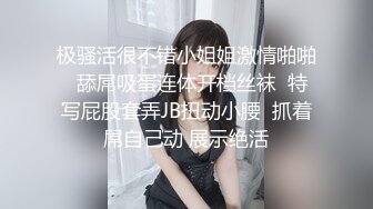 【新片速遞】看看这骚逼给逼里塞了个什么东西，掰着骚逼给狼友看都快弄不出来了，这就是圣诞应有的骚逼打开方式吗真刺激