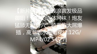 【新速片遞】  熟女人妻3P 男人害羞什么 鸡吧还可以啊 小伙子想不想插 不敢 过来我教你往里插 胖哥们第一次3P还有点不好意思 