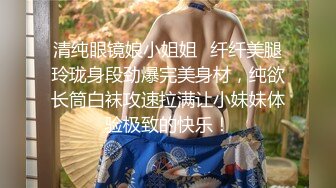 奇怪妆容18嫩妹，微毛粉嫩小穴，纹身男吸奶操逼，两个好友旁边观战，趴在旁边玩嫩穴