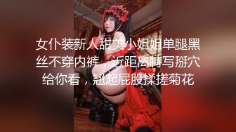  酒吧少妇激情4P，露脸颜值不错伺候三个大哥，交大鸡巴，让三个大哥在床上玩弄