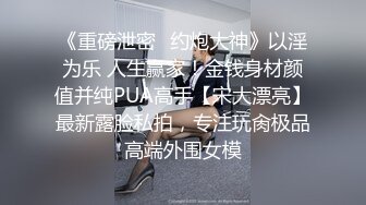 YC商场抄底喜欢拍照绿裙子小女神 弯腰抬腿时印花内裤一览无余