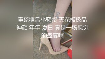 年轻小伙玩弄爆乳小阿姨，骑在脖子上草嘴，黑丝大屁股全程露脸，让小哥草了骚逼草菊花，撅着屁股玩逼展示