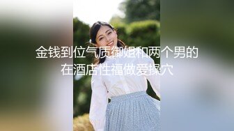 漂亮主播穿著短裙 裡面沒穿內褲就一開檔絲襪 給狼友看她的小視頻 是不是露穴誘惑