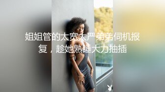 样子闷骚的华裔脸孔眼镜大学生美女在床上上网被大洋屌男友要求吃屌