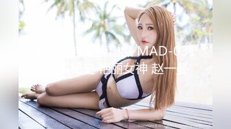 【新片速遞】商场女厕偷拍 破洞牛仔裤美女的小黑B 一边抽烟一边玩手机