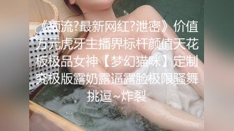 童颜巨乳嫩妹妹肉感身材一脸呆萌，黑丝足交吃吊，大屁股后入猛顶，大奶子晃动