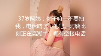   百合姐妹花看着都很嫩，双头道具互相抽插，让好姐妹后入草