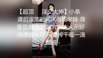 性福的妹子 人家想吃个黑爹的棒棒都很难 你却一次吃两根 还是超级巨棒 真是羡慕死