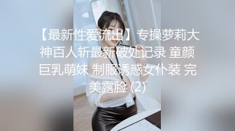 偷拍达人潜入商场隔板女厕手机不停移动偷拍美女如厕