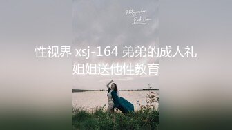   落地窗前，美艳少妇和一群狼友，虎视眈眈的后入，车来车往，太劲了