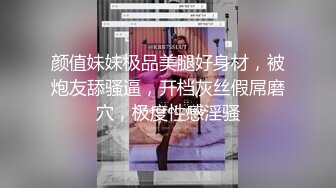 科技楼蹲守 爱玩手机的眼镜妹 粉嫩的小鲍鱼