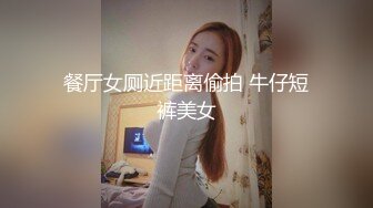  美女裙底系列超骚T内蜜桃臀 极品美女小少妇提了两大包东西长时间下蹲整理侧露黑毛